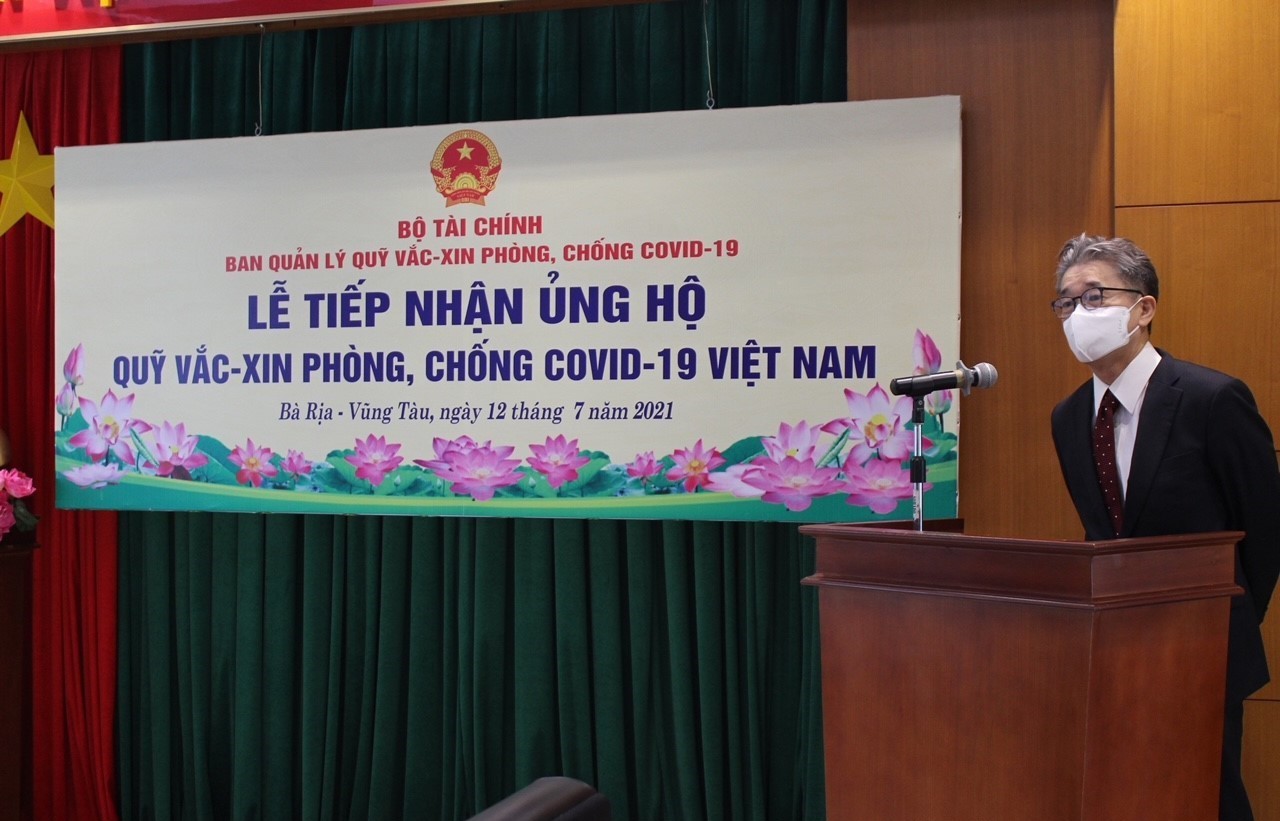 ベトナム国家基金への義援金贈呈式にてスピーチをする倉田ベトナム事務所長